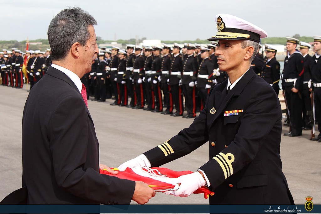 El secretario de Estado de Defensa entrega la bandera al Comandante del 'Rayo'